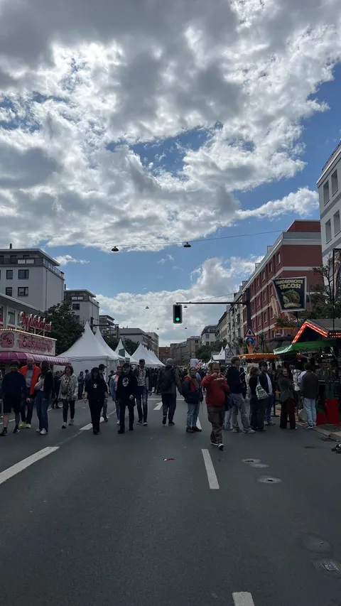 Besucherinnen und Besucher zwischen den Ständen einer Themenmeile