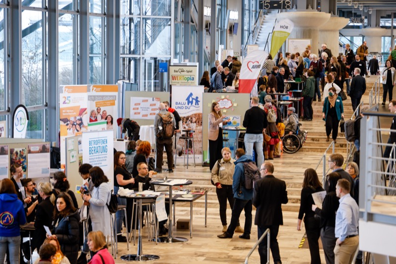 Industrieausstellung mit zahlreichen Besuchern